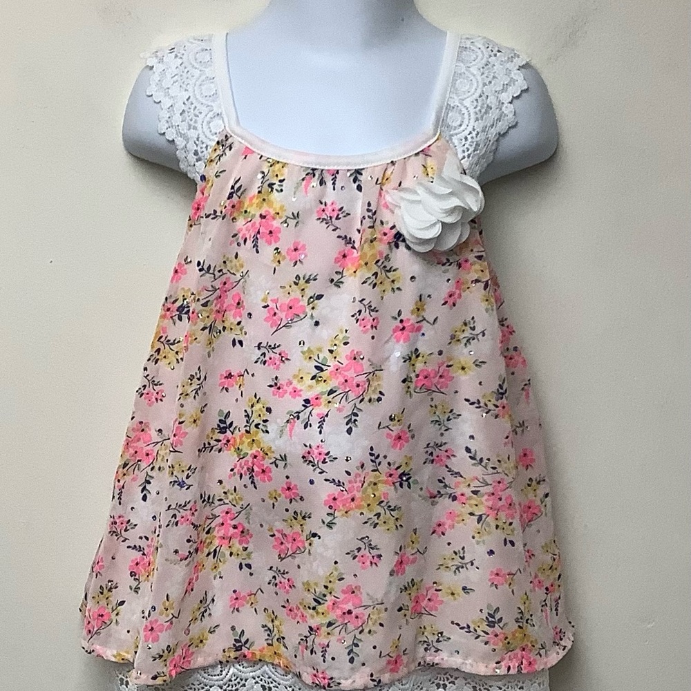 Feminine Little Lass  floral top. Size 4T.
